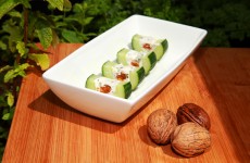 Concombre farci au fromage et noix
