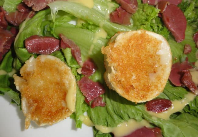 Petits chèvres panés sur un lit de salade verte