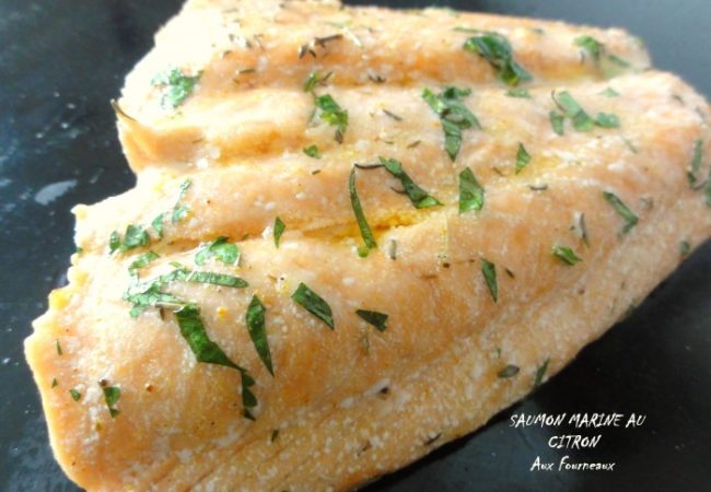 Plancha de saumon mariné avec du citron