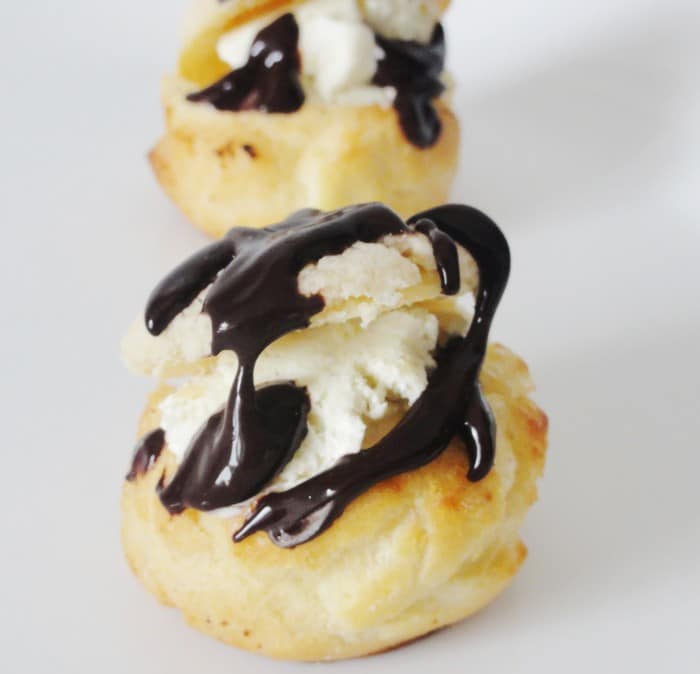 Profiteroles au chocolat : Recette de Profiteroles | Aux Fourneaux