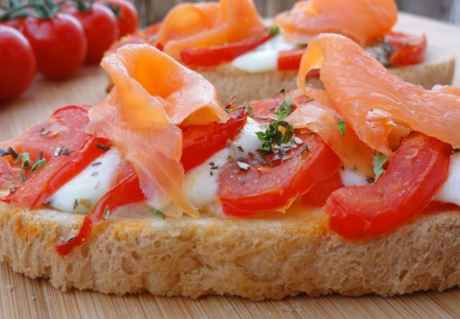 Bruschetta de tomate au saumon