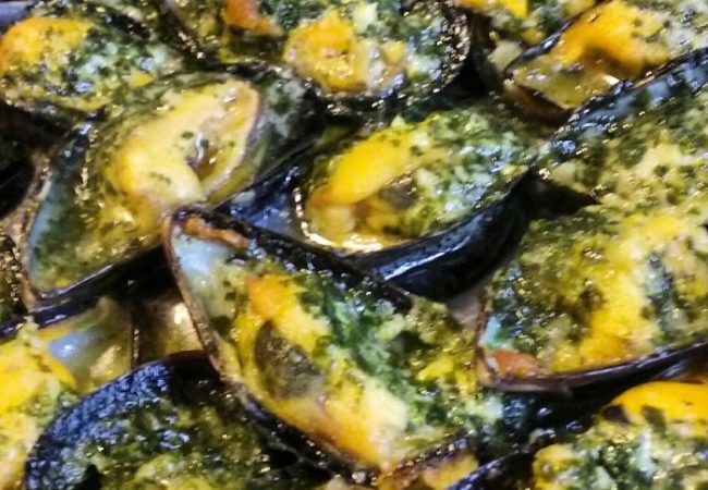 Moules farcies au beurre d’ail persillé