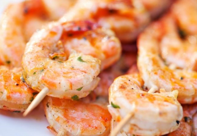 Brochettes de crevettes marinées pour l’apéro