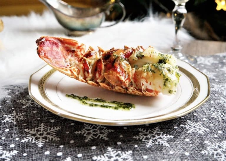 Queue de langouste rôtie sauce beurre d'ail Aux Fourneaux