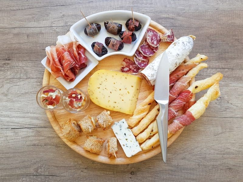 Plateau de fromages et de charcuterie