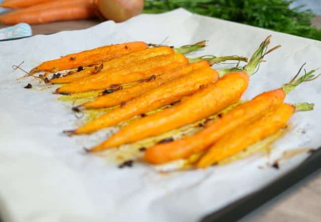 Carottes fanes rôties et confites au four