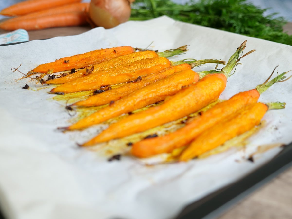 Carottes fanes rôties et confites au four