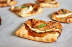 Feuilleté apéritif chèvre miel au confit d’oignon
