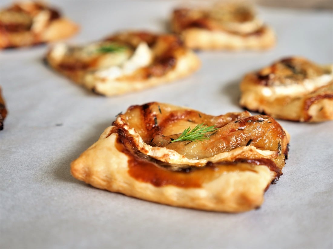 Feuilleté apéritif chèvre miel au confit d’oignon