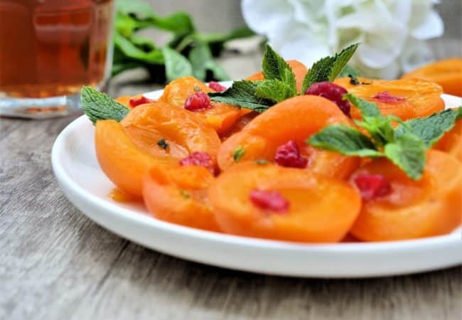 Salade d’abricots au sirop et à la menthe