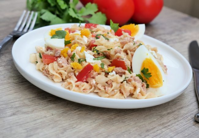 Salade de pâtes thon, œufs et tomates