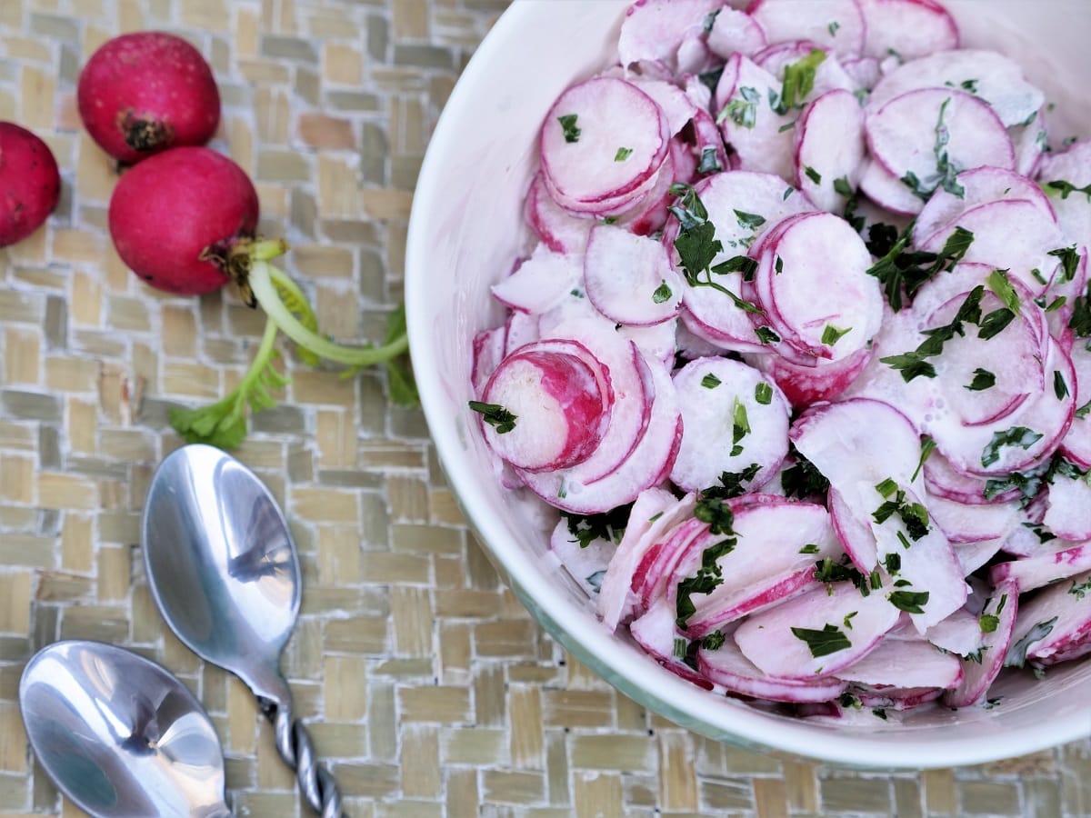 Salade de radis à la crème ciboulette