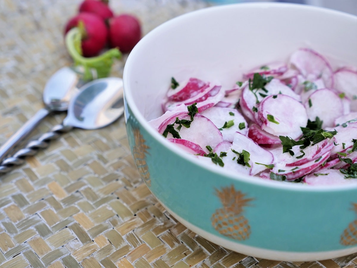 Salade de radis à la crème ciboulette