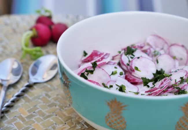 Salade de radis à la crème ciboulette