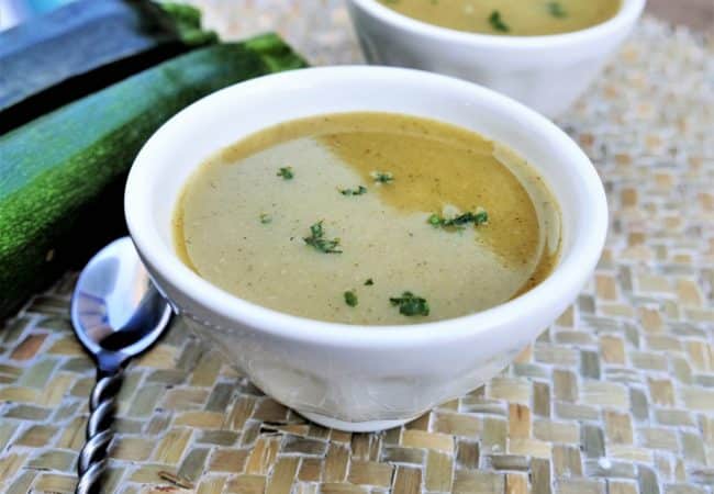 Soupe froide de courgettes-basilic