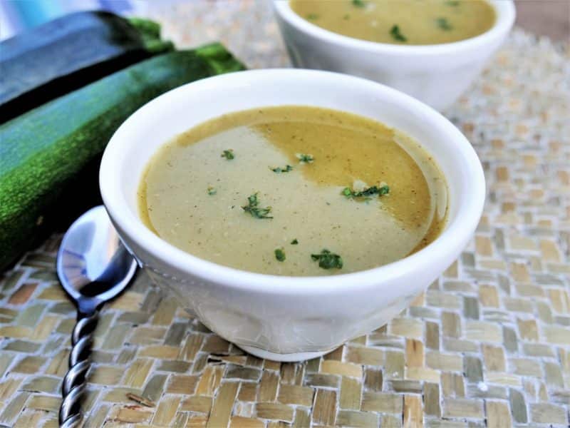 Soupe froide de courgettes-basilic