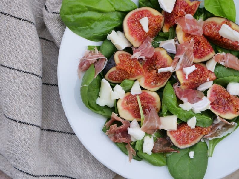 Salade de figues chèvre jambon cru | Aux Fourneaux