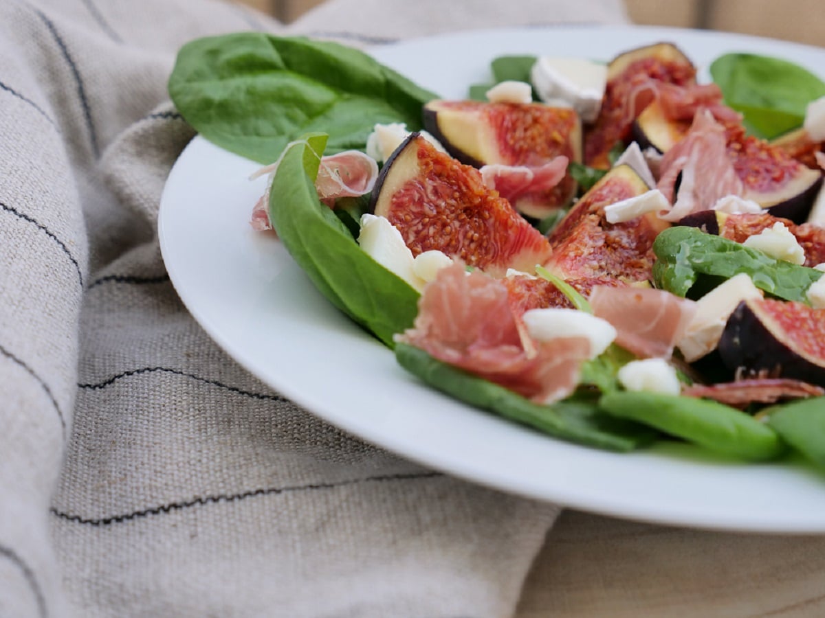 Salade de figues chèvre jambon cru