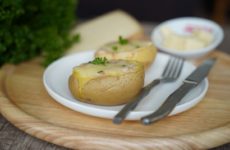 Pommes de terre farcies au fromage fondu