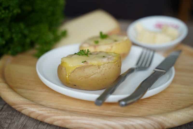 Pommes de terre farcies au fromage fondu