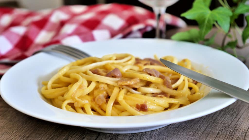 Pâtes Carbonara la vraie recette traditionnelle italienne Aux Fourneaux