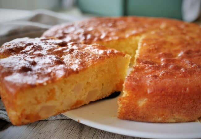 Gâteau au yaourt moelleux aux fruits au sirop