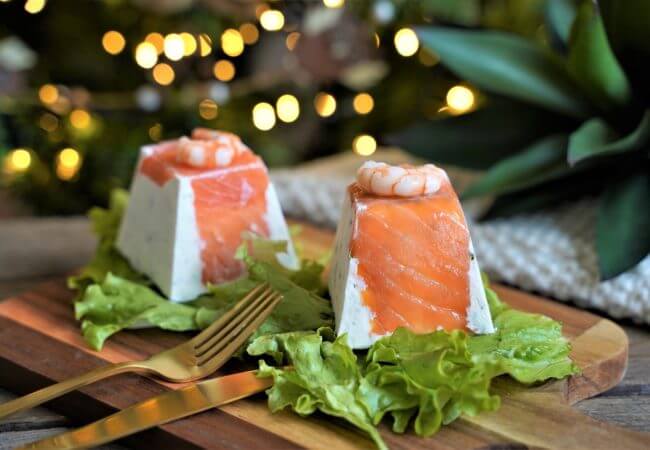 Pyramide de chèvre farcie au saumon et crevettes