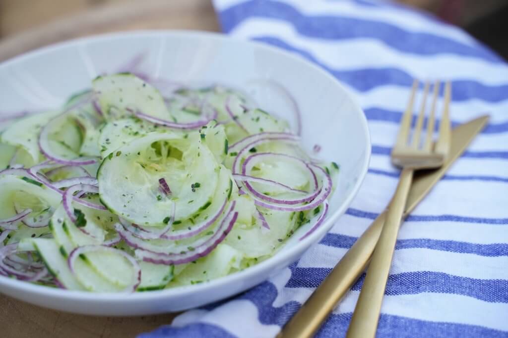 Tagliatelles de concombre aux oignons rouges