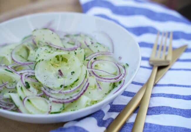 Tagliatelles de concombre aux oignons rouges