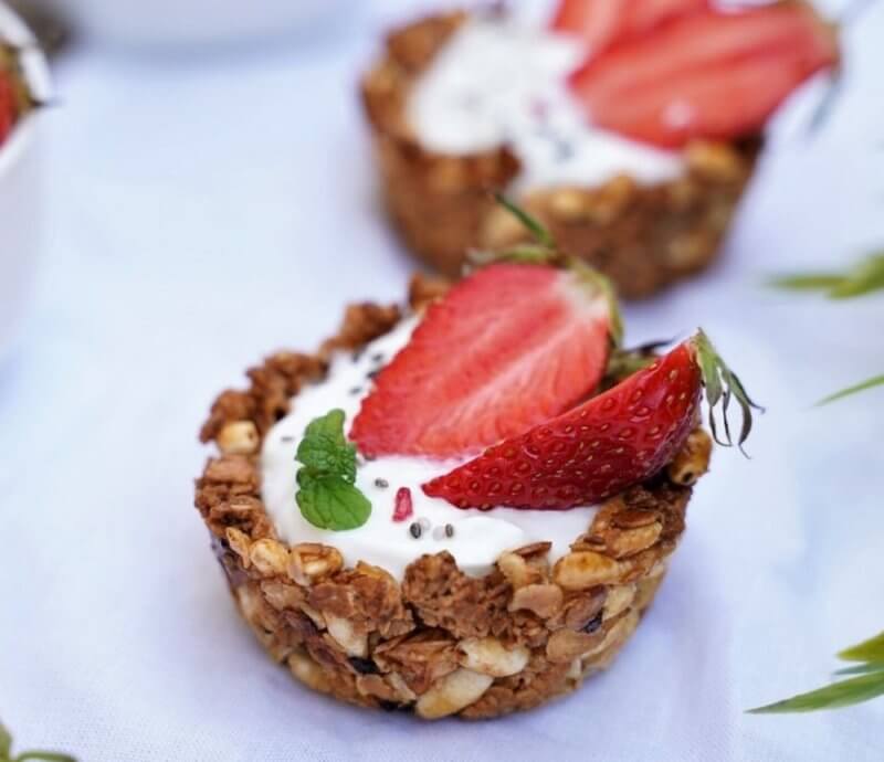 Pour le dessert, j'ai fait des coupelles de muesli fraises & chantilly