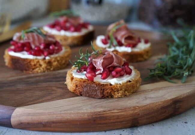 Toast de pain d’épices à la grenade et au fromage frais