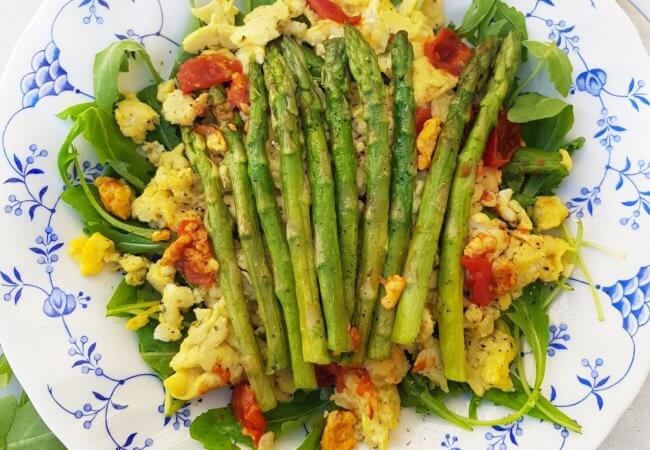 Oeufs brouillés aux asperges vertes