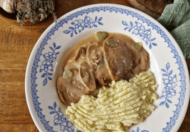 Langue de boeuf et sa sauce piquante