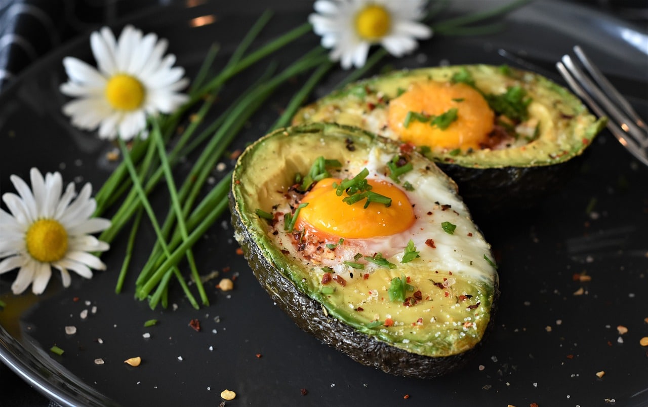 Avocat farci au four avec œuf, une entrée de Pâques