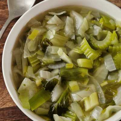 Soupe détox anti-inflammatoire légère aux légumes verts remplie de bienfaits