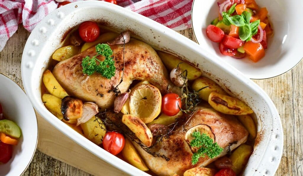Cuisse de poulet rôties au four avec pommes de terre croustillant