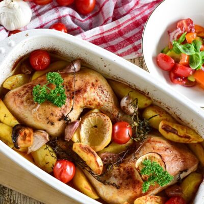 Cuisses de poulet rôties au four avec pommes de terre croustillantes