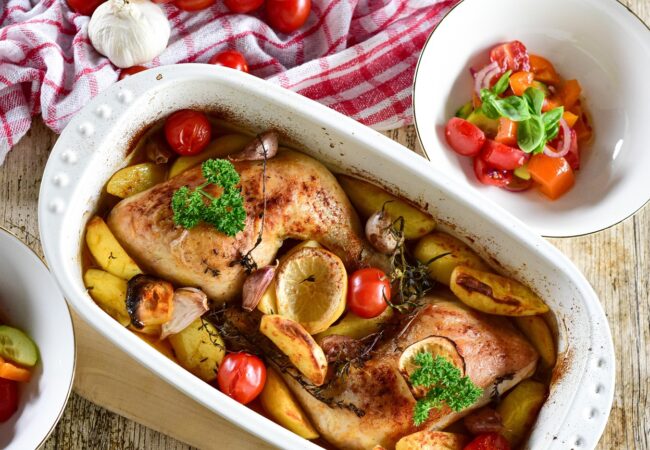 Cuisses de poulet rôties au four avec pommes de terre croustillantes