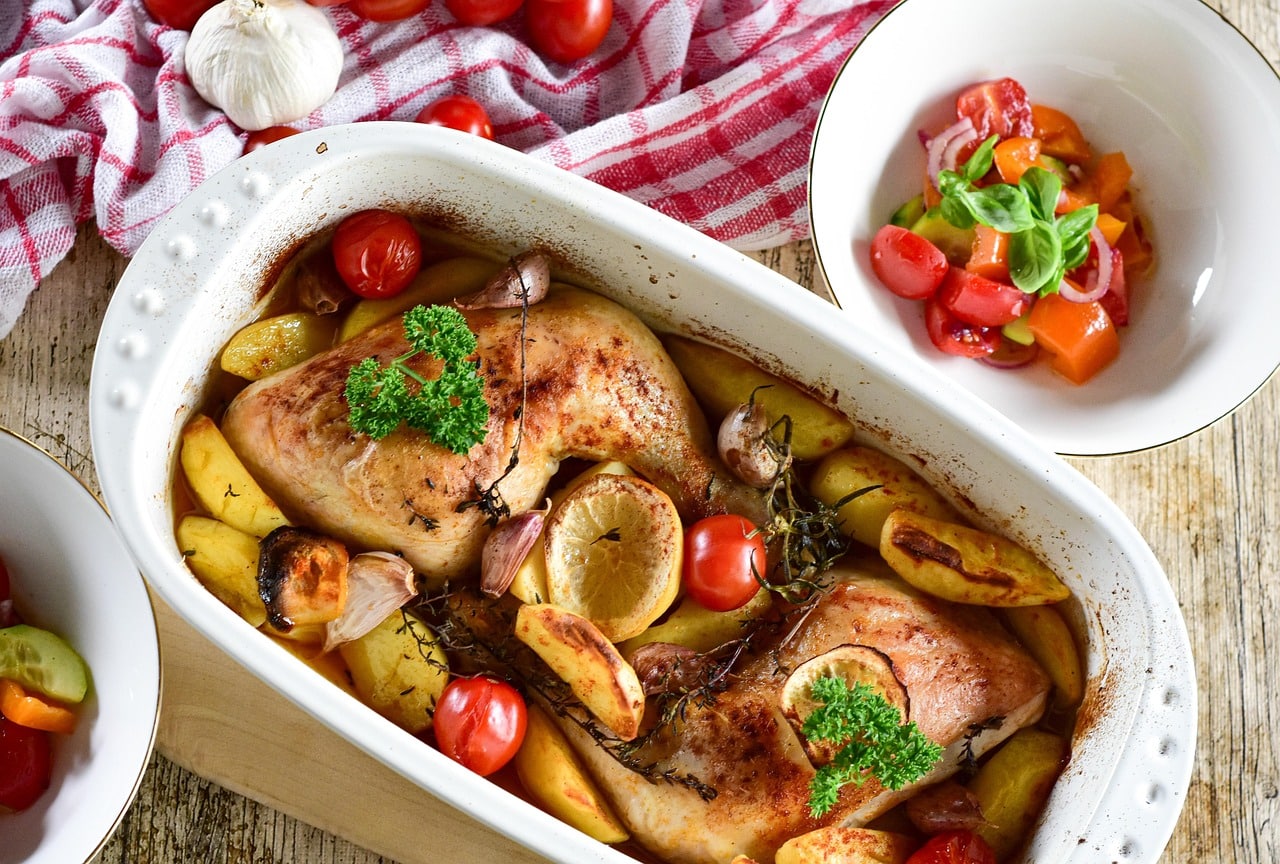 Cuisses de poulet rôties au four avec pommes de terre croustillant