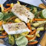 Dos de cabillaud simple au four et légumes rôtis