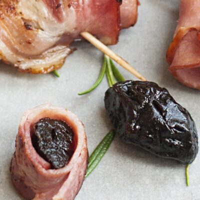 Pruneaux au lard à la poêle pour un apéritif