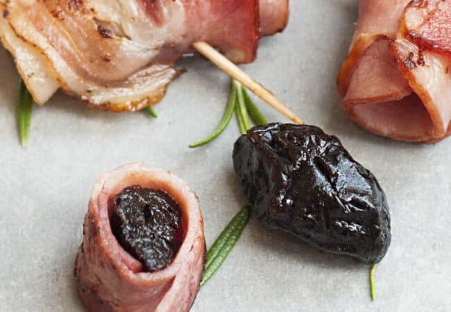 Pruneaux au lard à la poêle pour un apéritif