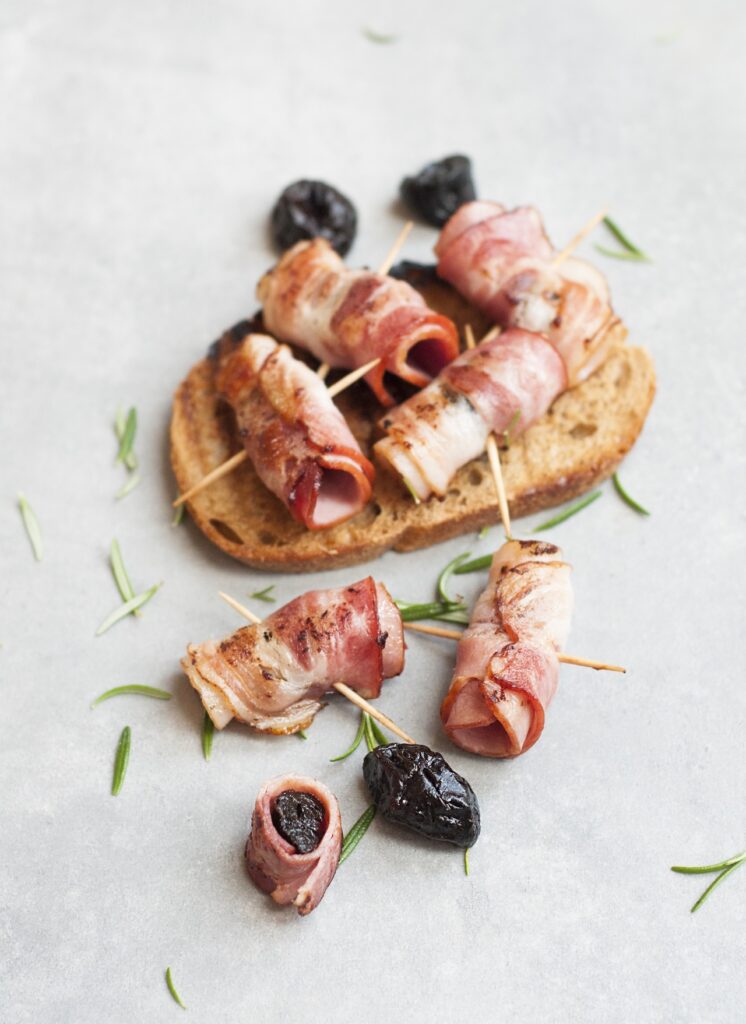 Pruneaux au lard à la poêle pour un apéritif