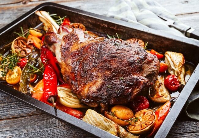 Épaule d’agneau confite au four ail miel moutarde à l’ancienne Épaule d’agneau confite au four ail miel moutarde à l’ancienne