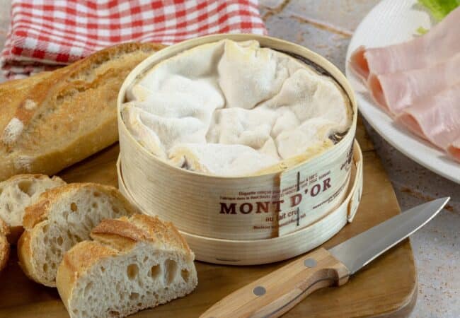 Mont d’Or au four, recette de la boîte chaude au fromage fondu Mont d’Or au four, recette de la boîte chaude au fromage fondu