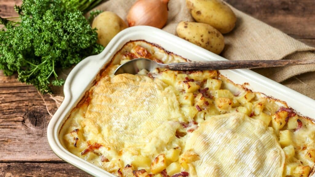 tartiflette traditionnelle au reblochon | Aux Fourneaux recette Tartiflette traditionnelle pour 8 personnes