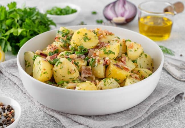 Salade de pommes de terre façon grand-mère traditionnelle Salade de pommes de terre façon grand-mère traditionnelle