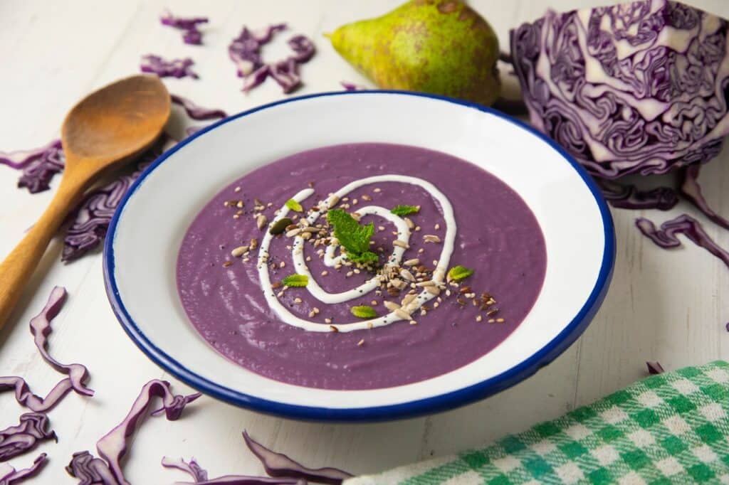 Red cabbage cream decorated with liquid cream | Aux Fourneaux Soupe au chou rouge et carottes, la soupe violette régime