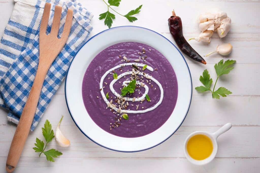Red cabbage cream decorated with liquid cream | Aux Fourneaux Soupe au chou rouge carottes soupe violette légère