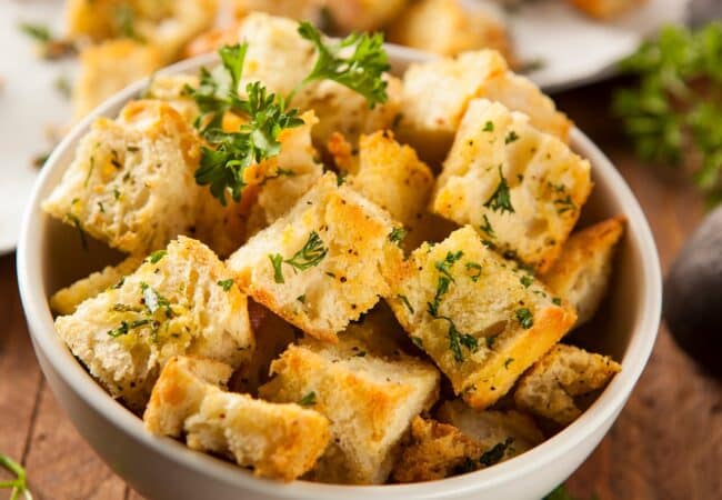 Comment faire des croûtons maison au four, recette à l’ail pour soupe Comment faire des croûtons maison au four, recette à l’ail pour soupe